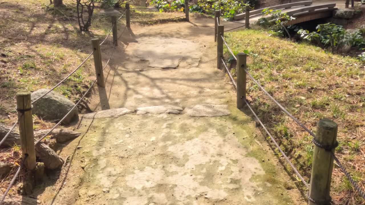 조용한 정원 길을 조용히 습니다.