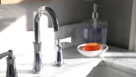 primer plano del grifo que gotea en un baño soleado en 4k