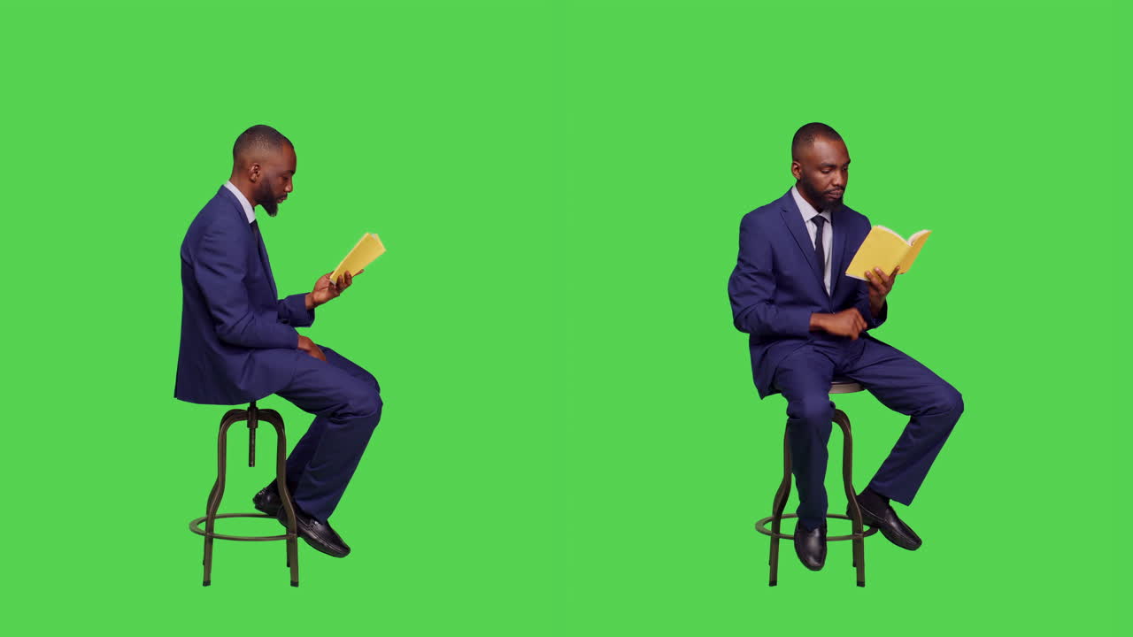Homem lendo um livro em tela verde