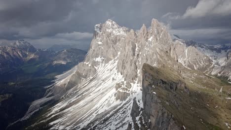 Montañas-Rocosas-De-Los-Dolomitas-Italianos-Durante-Un-Hermoso-Amanecer-Y-Cielo