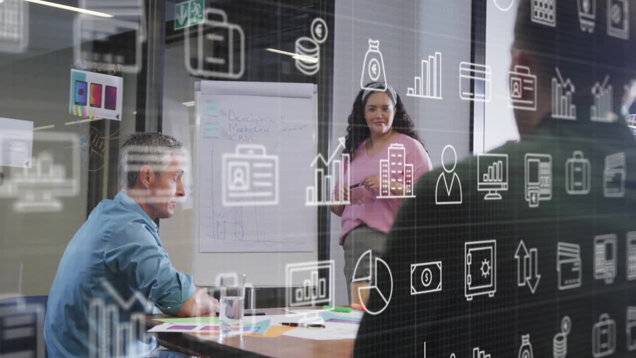 animación de múltiples iconos, gerente femenina diversa explicando los informes a los compañeros de trabajo en la pizarra