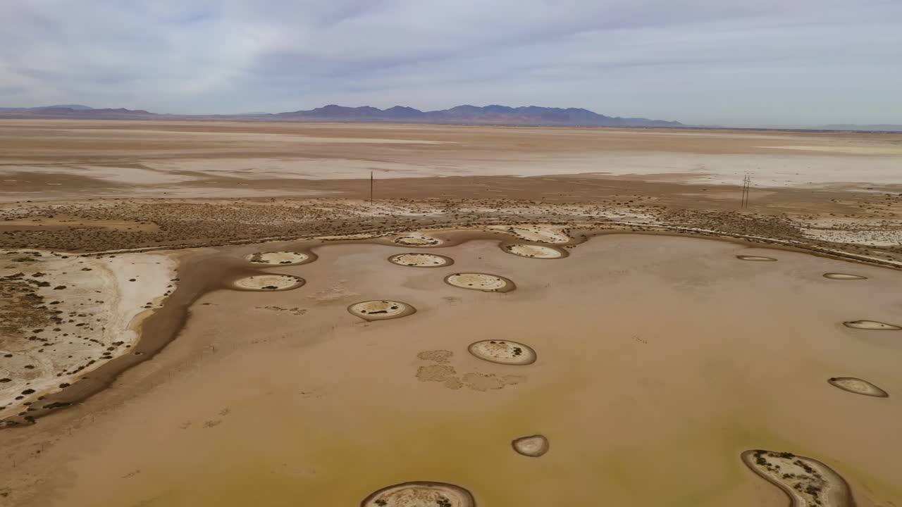 patrones extraños en forma de anillo en willcox playa, drone hacia atrás
