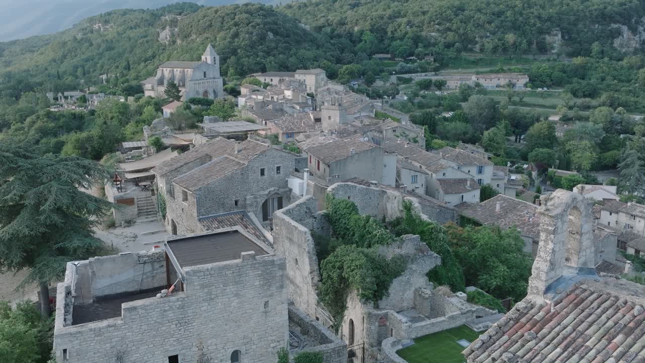 воздушный дрон луберон прованс саньон франция средневековый город на восходе солнца