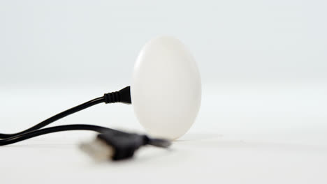 cuerda conectada a los huevos de pascua en fondo blanco