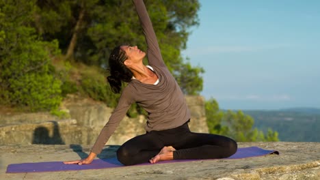 mujer haciendo yoga afuera 10