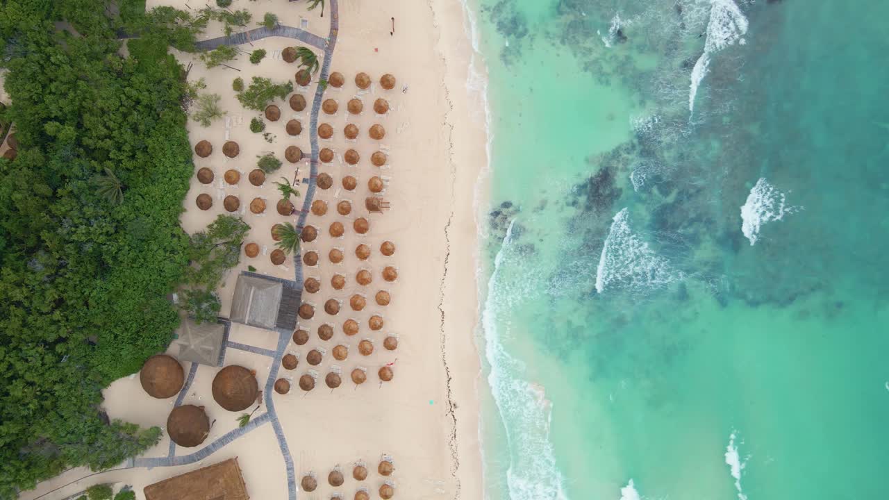 subida, tiro ascendente hermoso complejo turístico en la costa mexicana muchas tumbonas