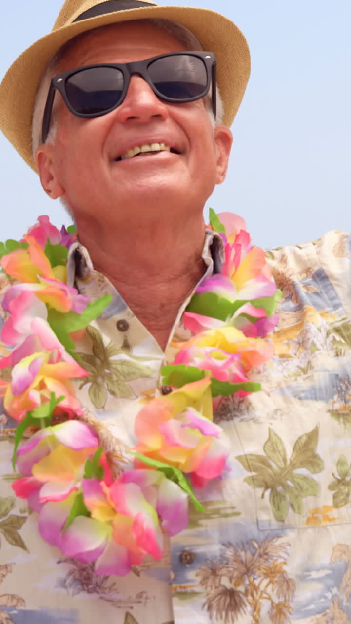 hombre jubilado levantando los brazos