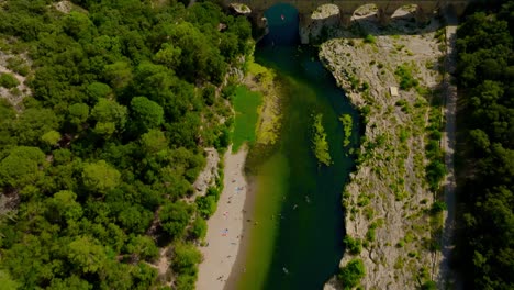 Cámara-De-Dron-Volador-Revela-Lentamente-El-Antiguo-Puente-Romano-Pont-Du-Gard