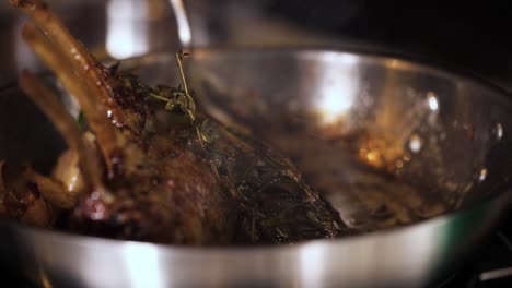 chuletas de cordero asadas en una sartén