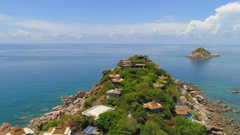 villa de lujo en una isla tropical con vistas al océano