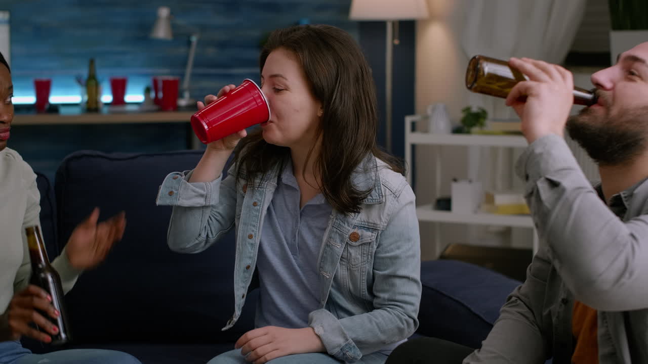 un grupo feliz de amigos multiculturales que se divierten durante una fiesta gratuita de fin de semana