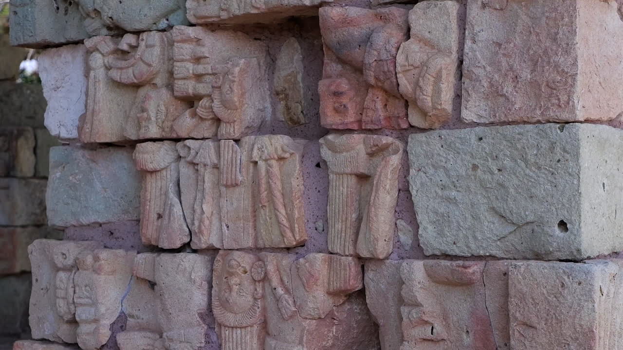antiguas piedras talladas del templo, glifos en las ruinas mayas de copan, hnd tilt