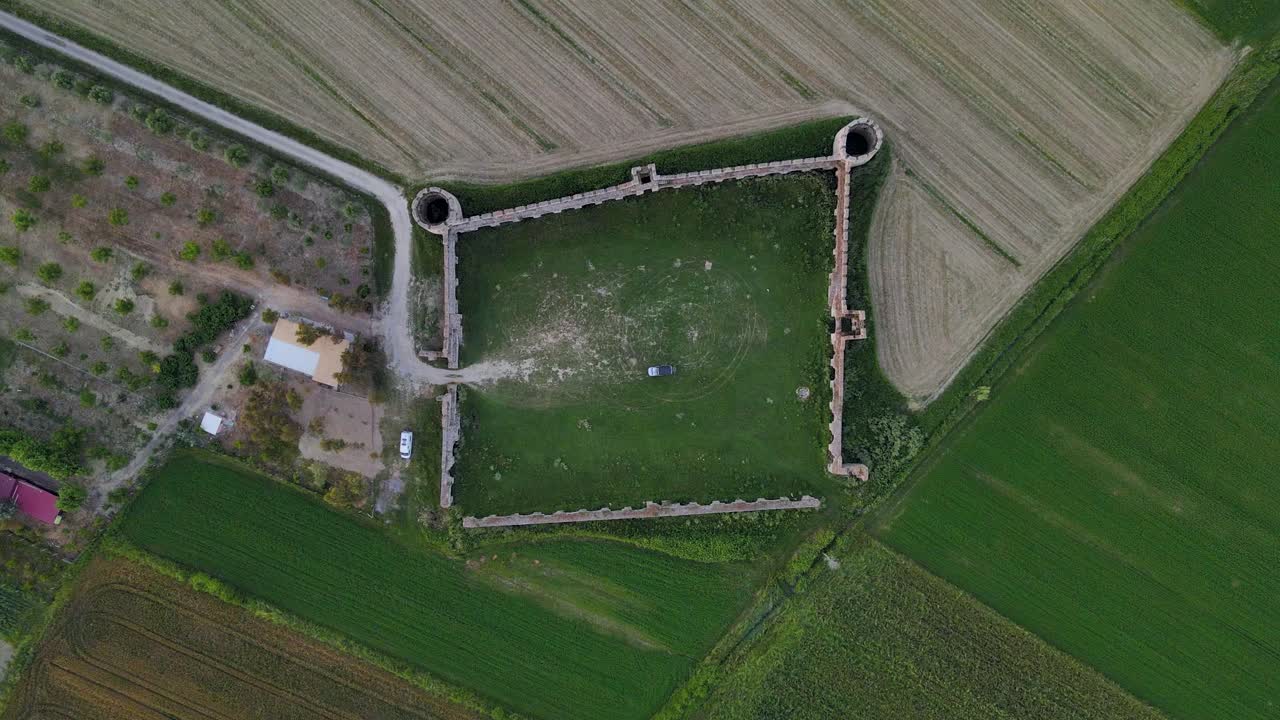 알바니아 바슈토베 요새의 최고 90도 각도 드론 보기