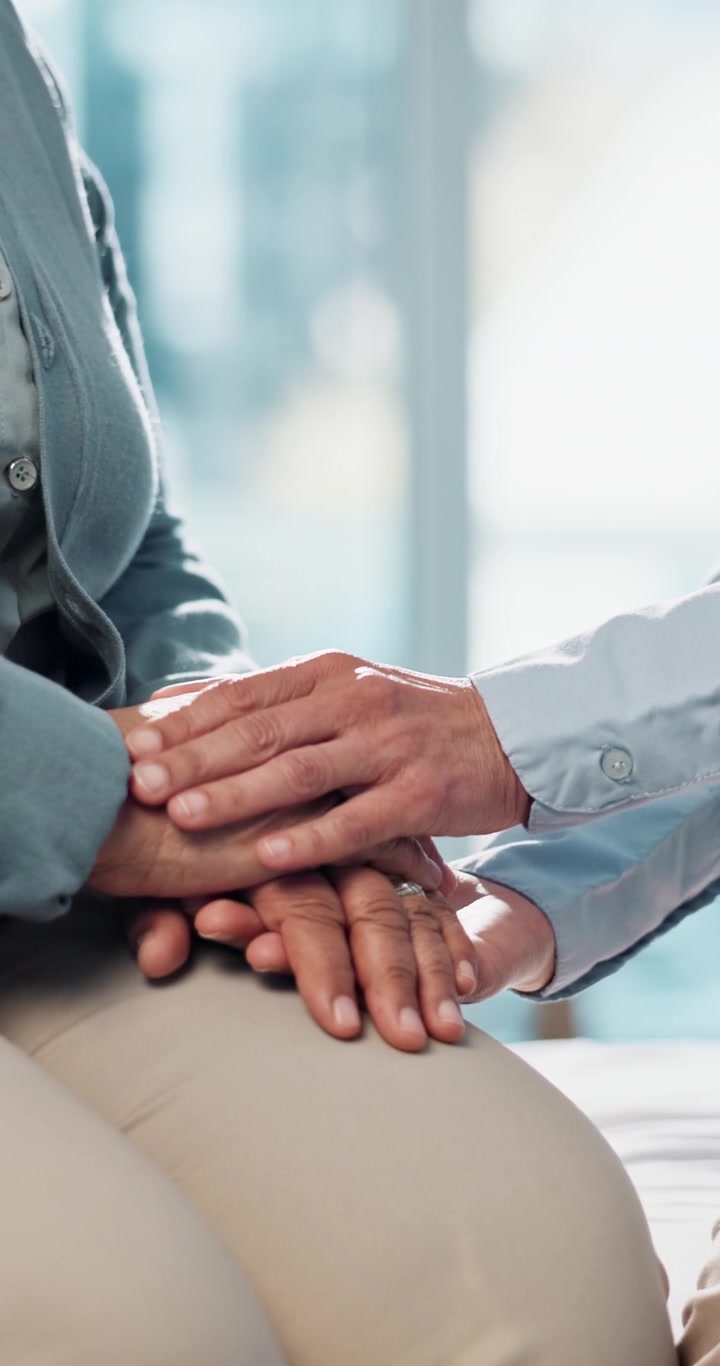 Medico che Conforta un Paziente Anziano Tenendogli le Mani