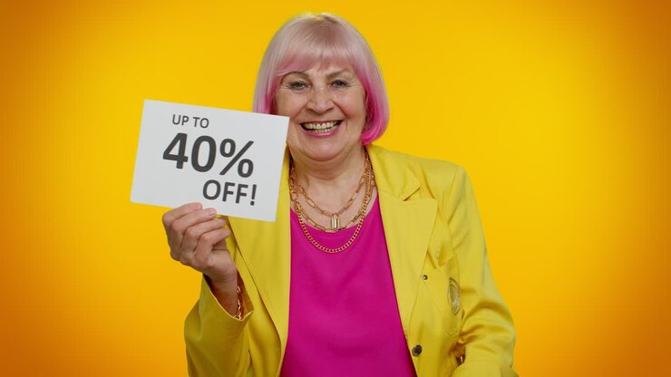 Anziana nonna che mostra borse della spesa e uno striscione con la scritta "Fino al 40% di sconto", Black Friday.