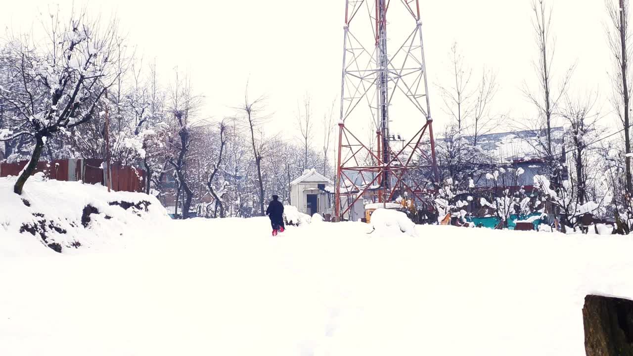 남자는 아름다운 길, 여름 여행과 라이프스타일 사진을 위한 완벽한 도로 여행에 대한 아이디어를 얻기 위해 눈 풍경을 아름답게 여행합니다.