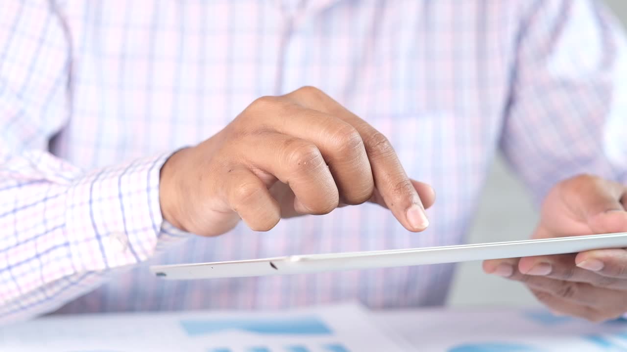 persona que utiliza una tableta