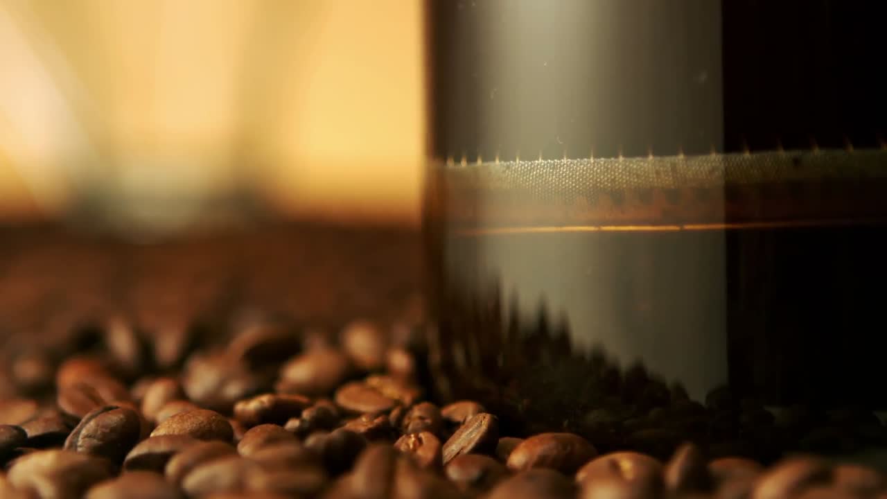 프랑스 프레스 에서 커피 를 양조 하는 것