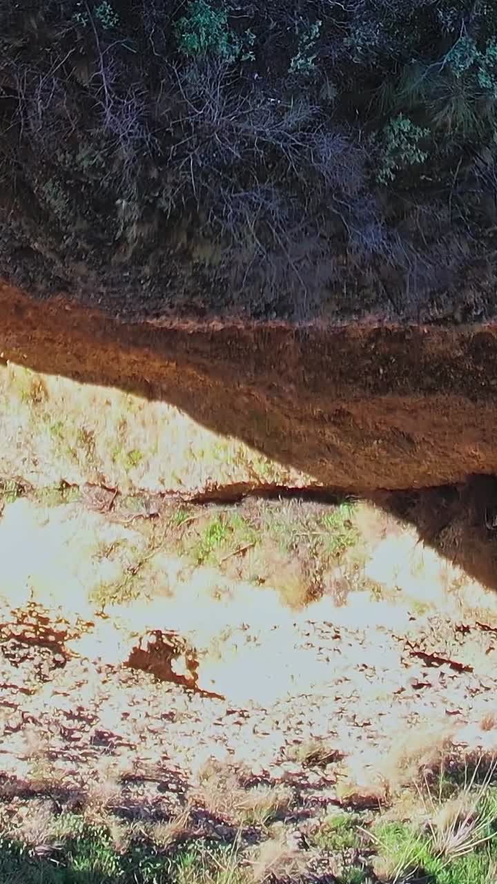 Esplorando un canyon a Malaga, Spagna, con un cielo terso