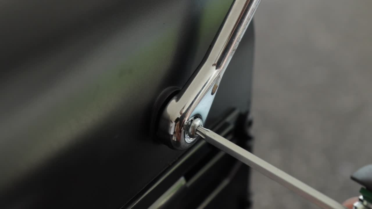 enroscando el tornillo torx en el mango de la máquina de café moderna, primer plano todavía