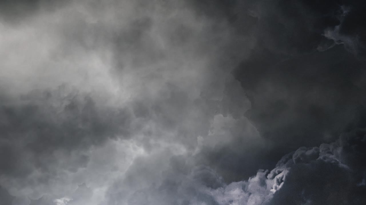 pov de tormenta con un destello en el cielo gris nublado