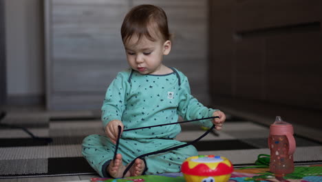 bebé jugando con juguetes