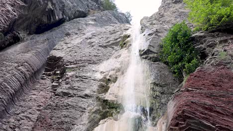 Cascada-Delgada-Que-Fluye-Por-La-Montaña