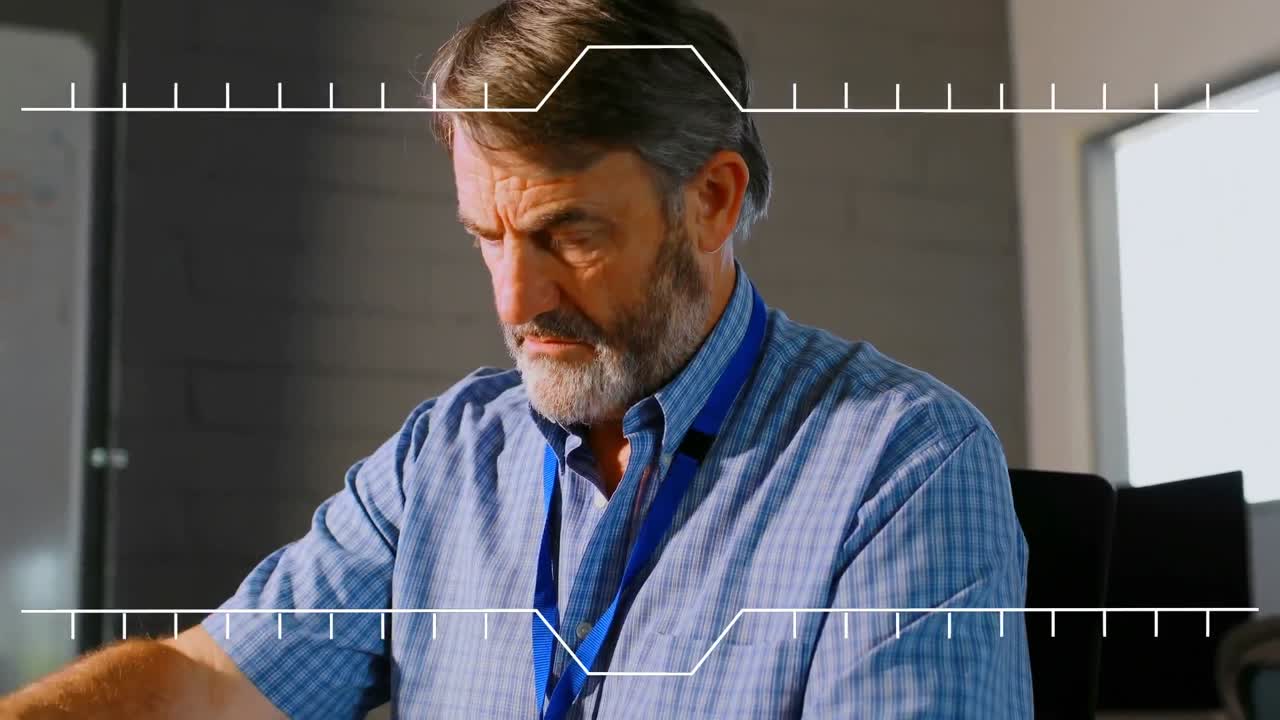 animación de pantalla digital sobre hombre mayor caucásico trabajando con enfoque en la oficina