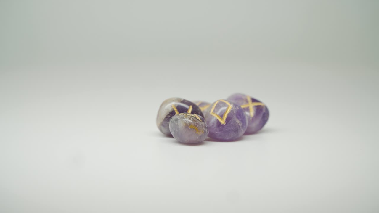 Belle e costose pietre viola con un segno giallo sulla parte superiore del tavolo - Primo piano