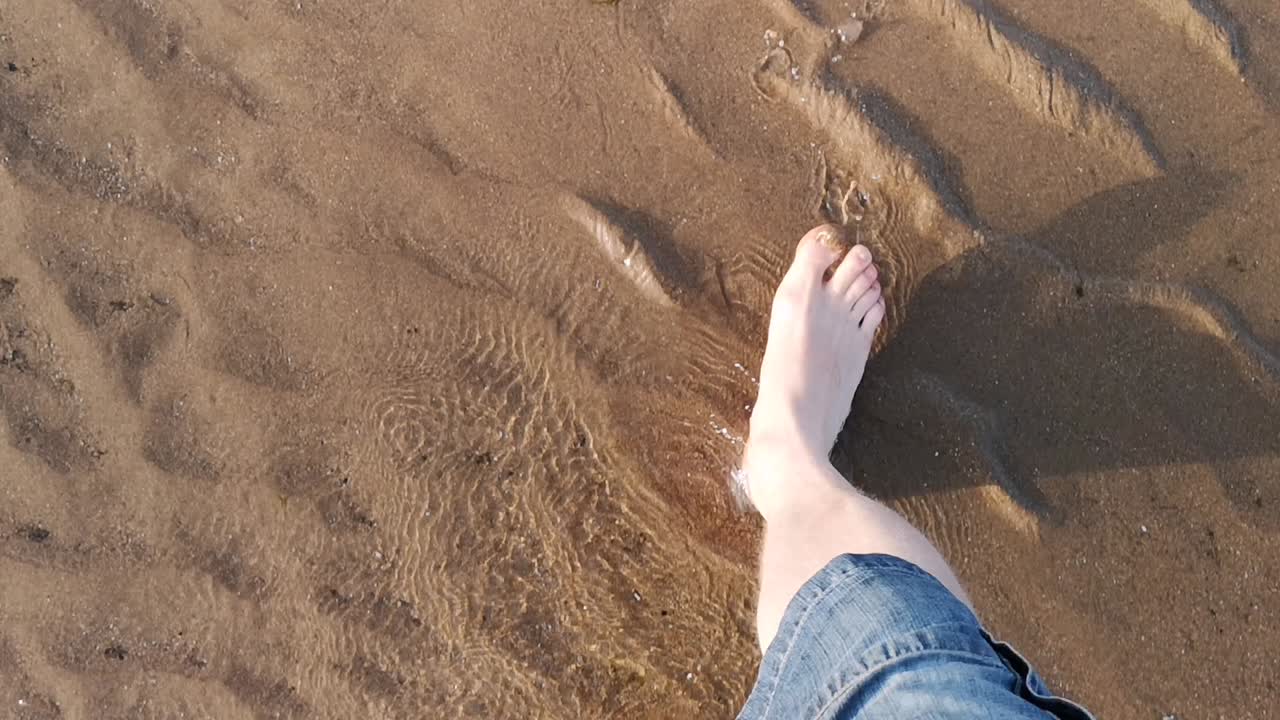 Passeggiare a piedi nudi sulla spiaggia.
