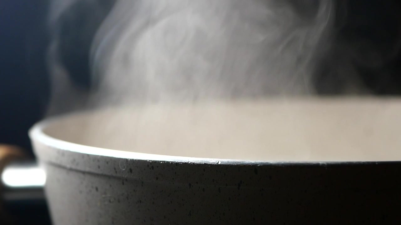 Uap Mengepul dari Panci Masak Panas