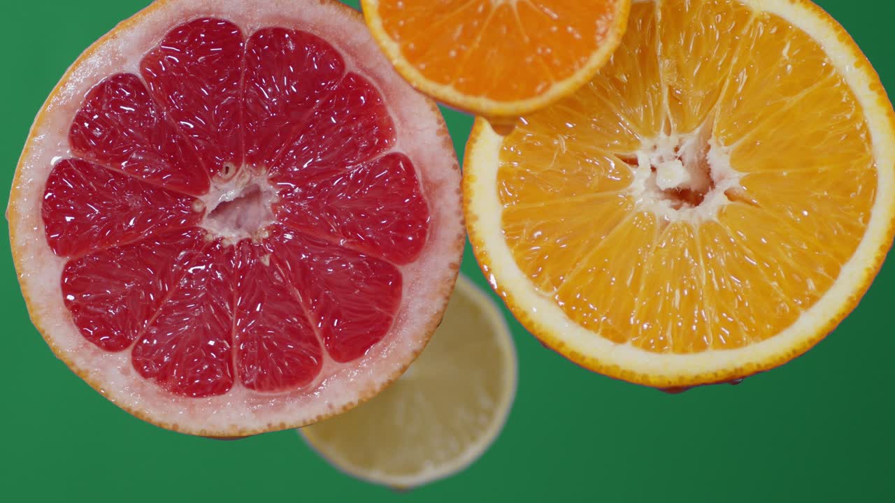 Fette rotonde di agrumi che gocciolano succo