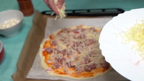 placa de enfoque selectivo con queso y mujer distribuyendo queso en pizza en el fondo