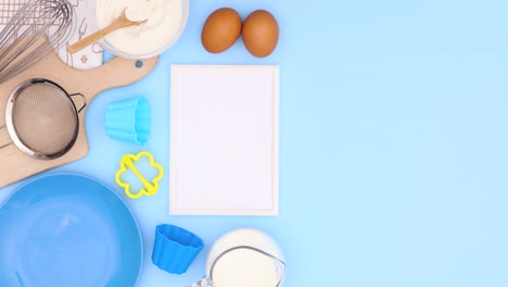 las galletas aparecen en una placa azul sobre un tema azul con un marco para la receta o el texto y los ingredientes.