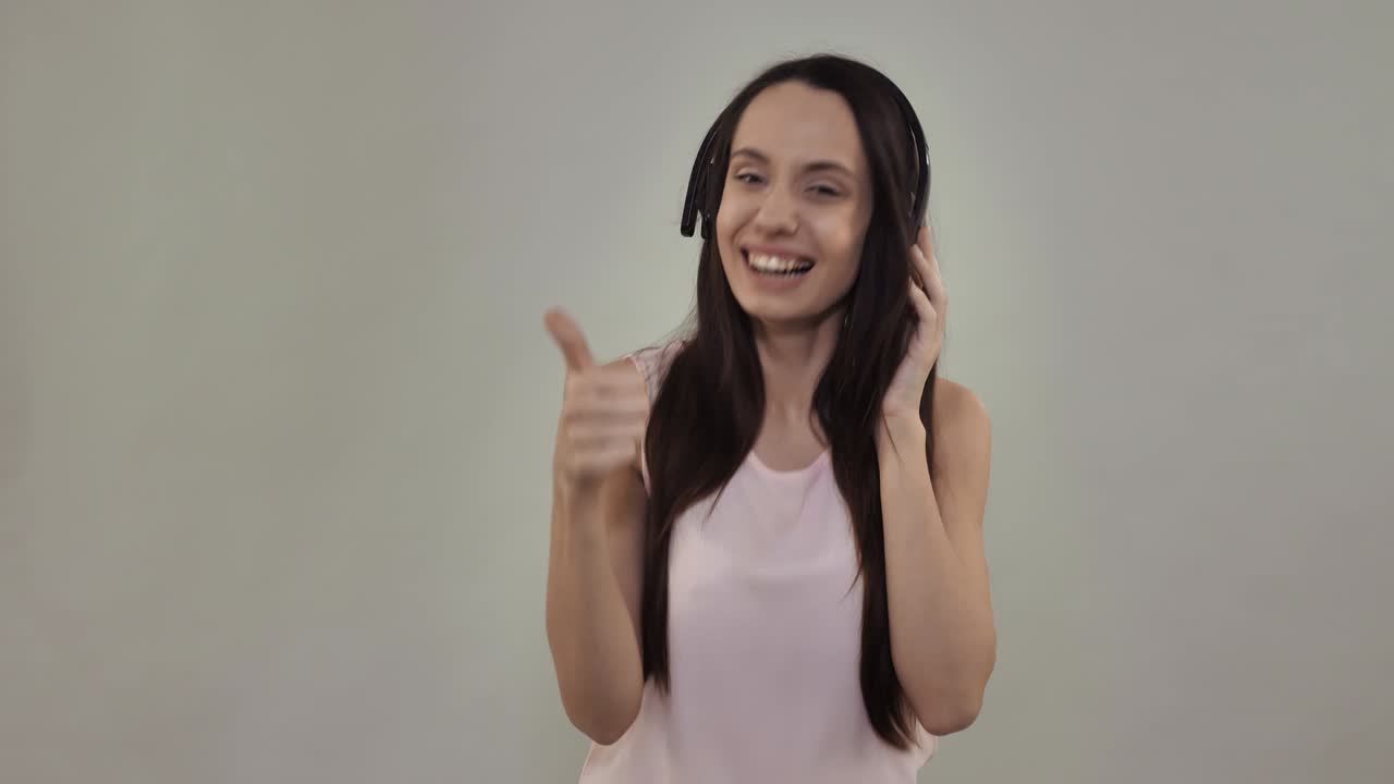 retrato hermosa felicidad mujer disfrutar de la canción y la danza