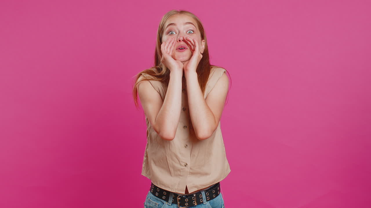 mujer joven susurrar noticias rumores cogiendo las manos cerca de la boca, compartir chismes, callado, mantener mis secretos