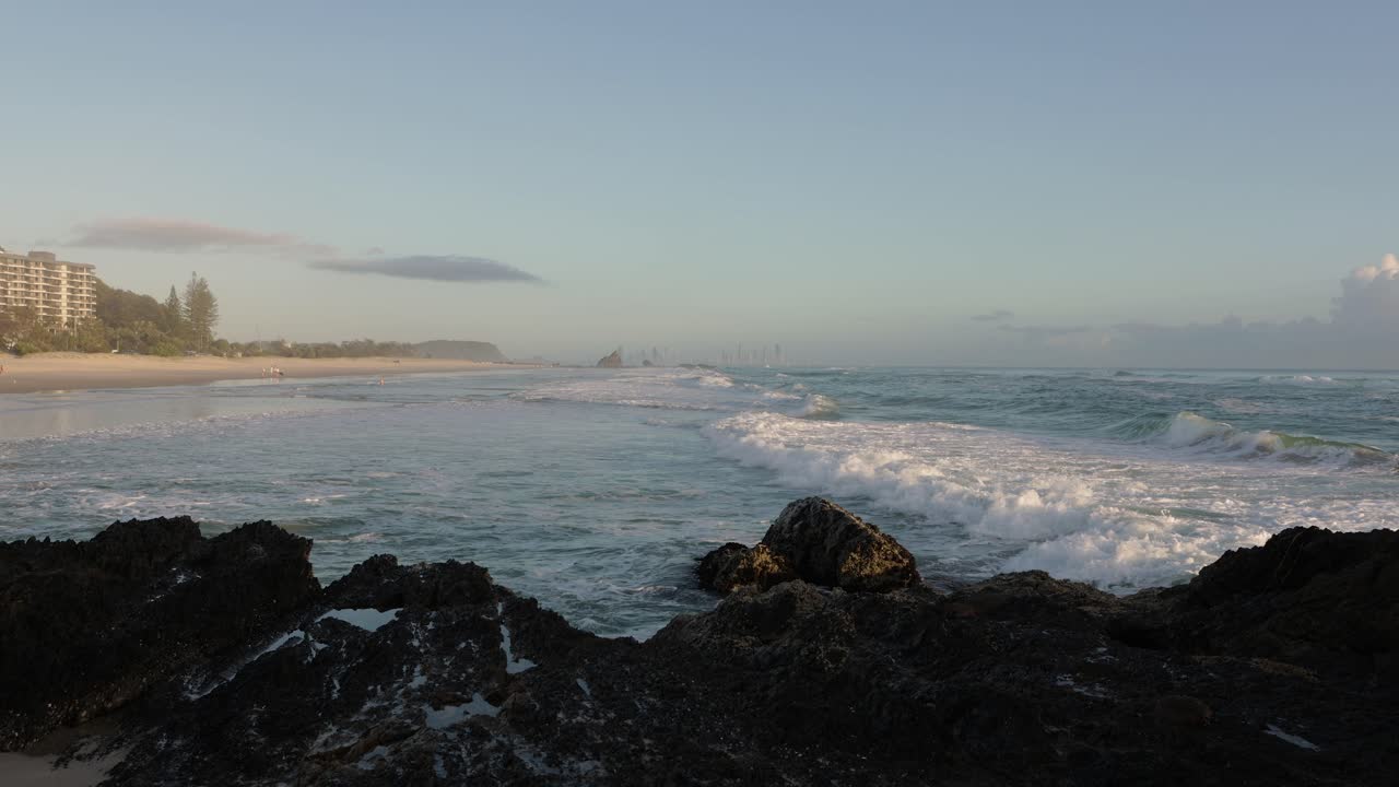 26 de febrero de 2023 - gold coast, queensland, australia: vista desde currumbin beach vikings surf club salvavidas a lo largo de currumbin beach al amanecer