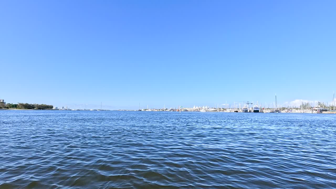 도시 스카이라인을 볼 수 있는 경치 좋은 강 항해