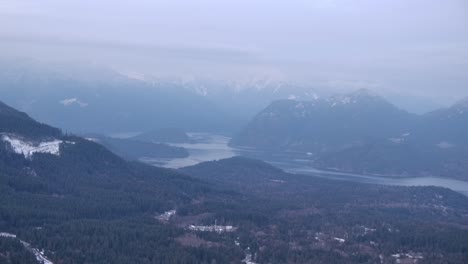 Dunstige-Berglandschaft-Mit-Seen-Und-Bewaldeten-Hügeln---Wintertag