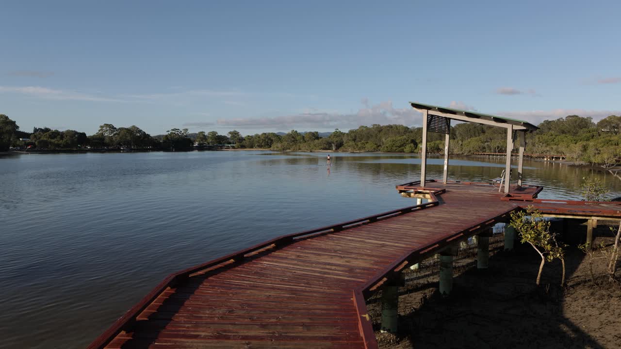 26 de febrero de 2023 - costa dorada, queensland, australia: vista a lo largo de la reserva beree badalla y el arroyo currumbin al amanecer
