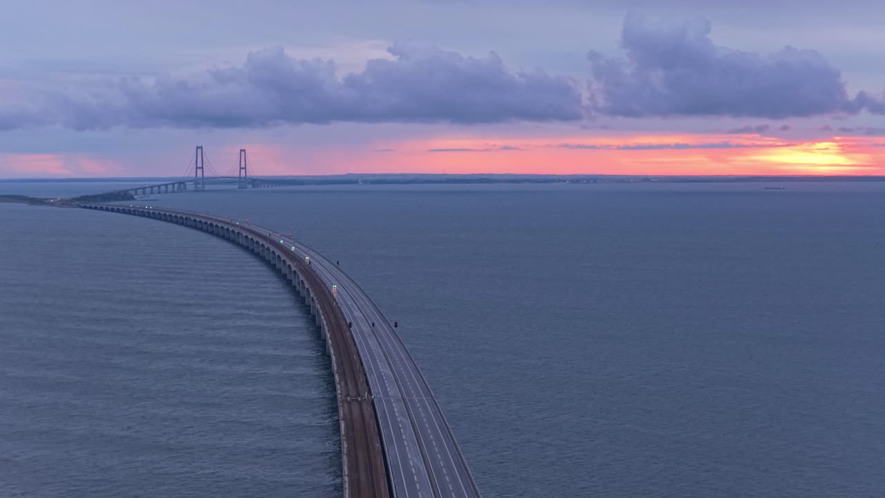 Morgenlys over Storebæltsbroen i Danmark, luftfoto