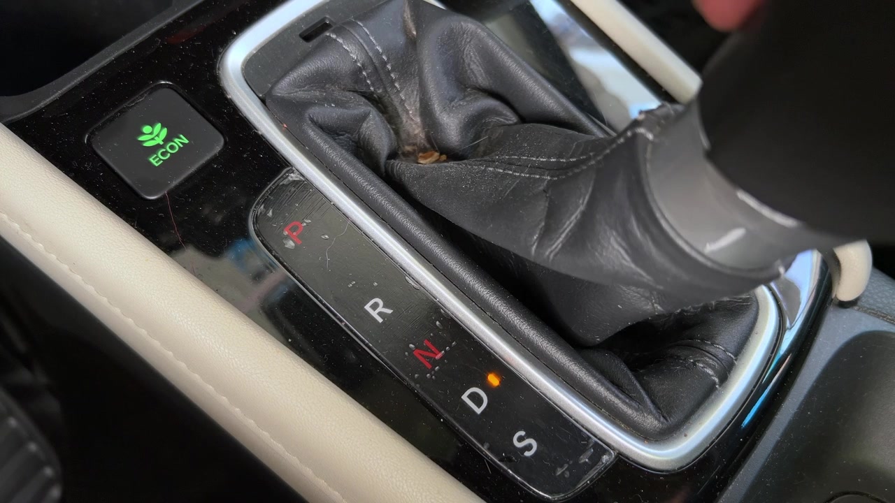 Växelspaksknopp för automatisk växellåda flyttad från parkeringsläge till neutralläge och tillbaka.