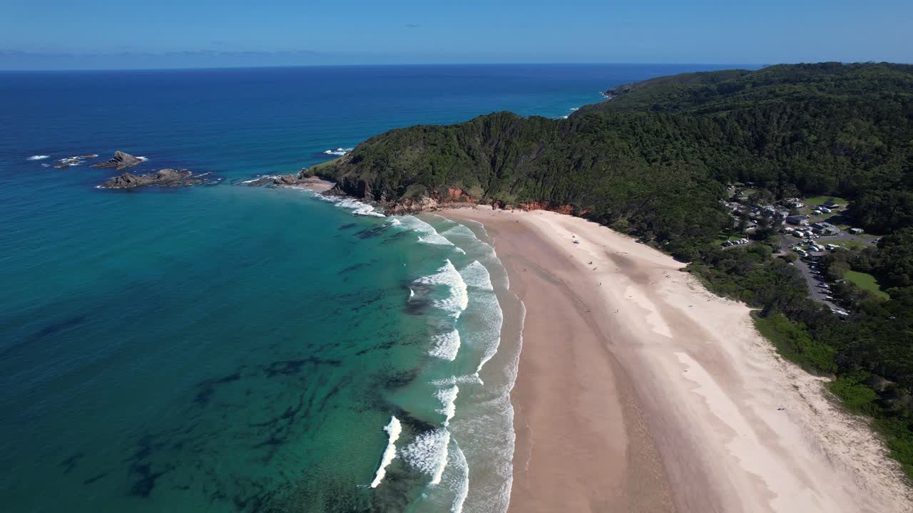 Idyllisk udsigt over Broken Head Beach i New South Wales, Australien – droneoptagelse
