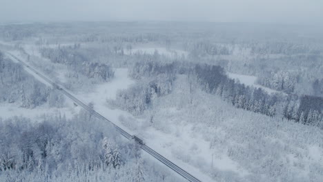 Vista-Panorámica-Real-De-4k,-Carretera-De-Drones-Sobre-Cabalgata-Cubierta-De-Nieve-Y-Hielo-Durante-Las-Nevadas