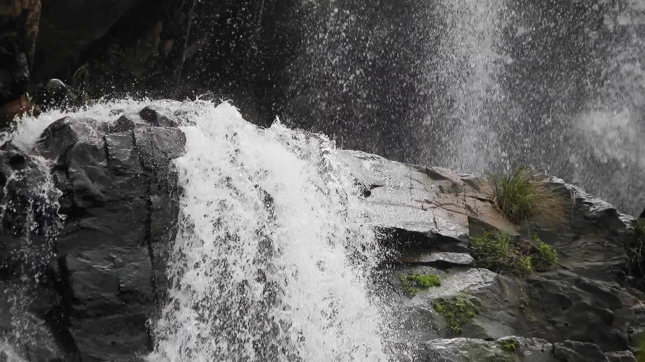 남아프리카 공화국 루데푸르트에 있는 월터 시술루 국립 식물원에서 바위 위로 흐르고 떨어지는 악어 강 폭포