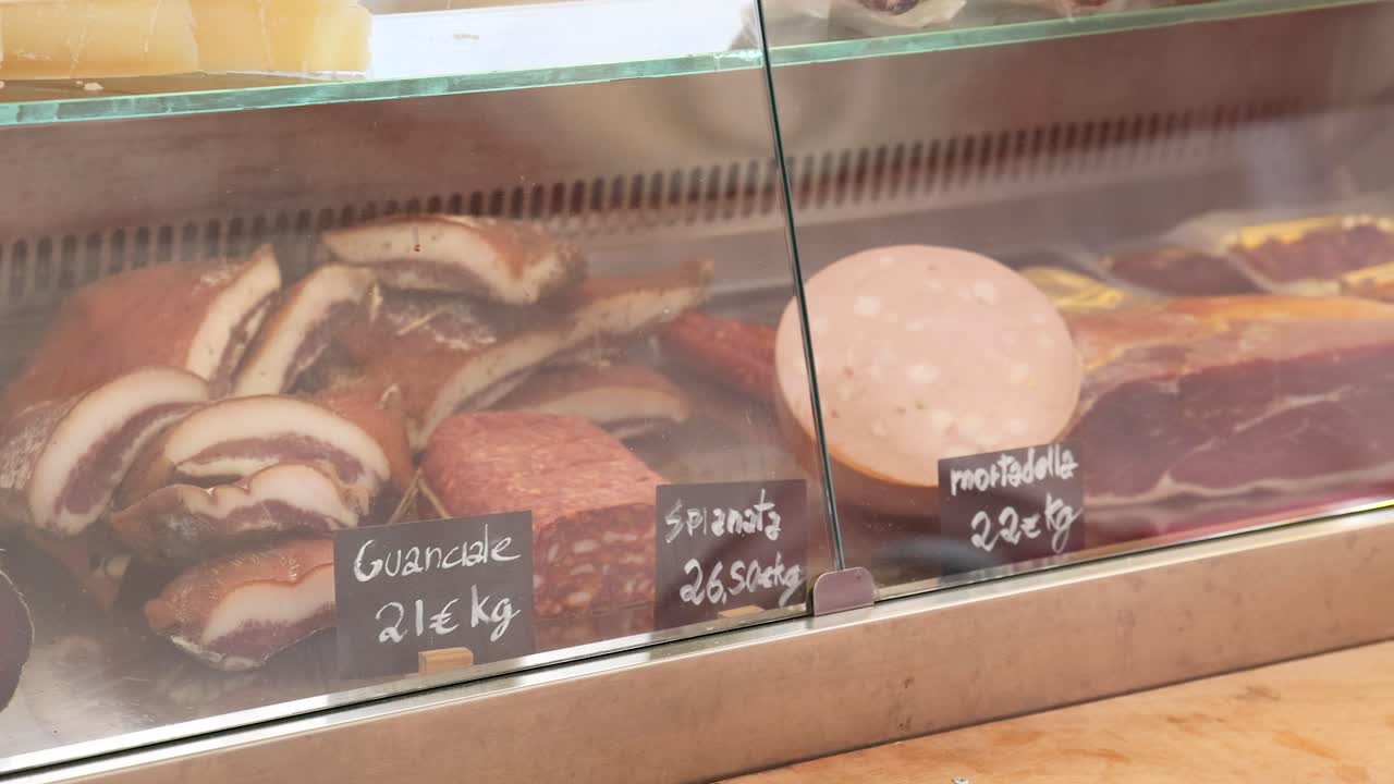 variedad de carnes exhibidas en un mostrador de delicatessen