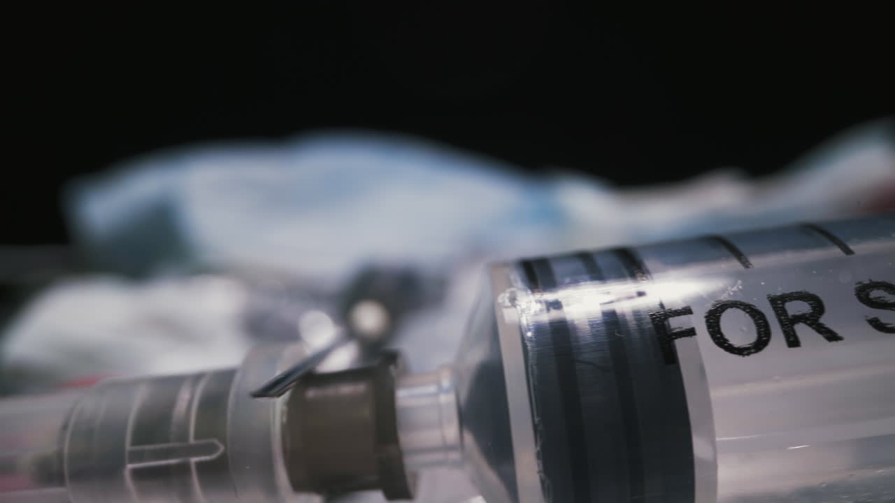 검은 바탕에 있는 항균 약물에 대한 주사기