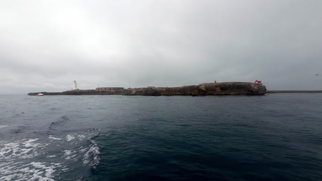 La-Vista-Desde-El-Agua-Hasta-La-Península-Con-La-Batería-De-Fortificación-De-San-Fernando-En-España.