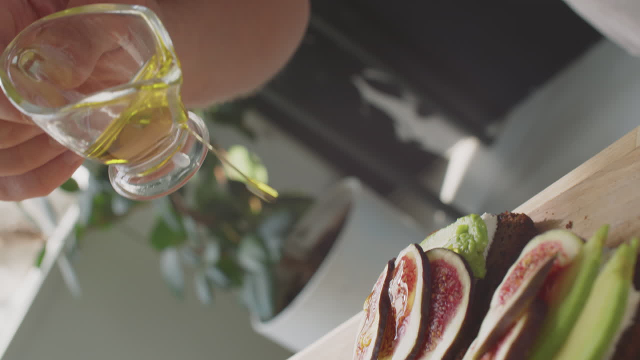 приготовление вкусного авокадо и смоковникового тоста с оливковым маслом