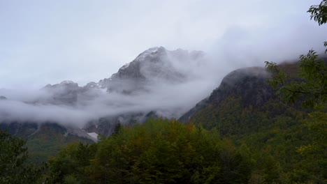 niebla que cubre altas montañas en los alpes después de la primera nevada, lapso de tiempo del paisaje brumoso en los balcanes